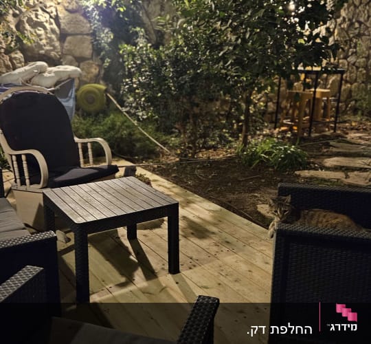 ריהוט גן מעץ על דק עץ עם צמחייה מסביב